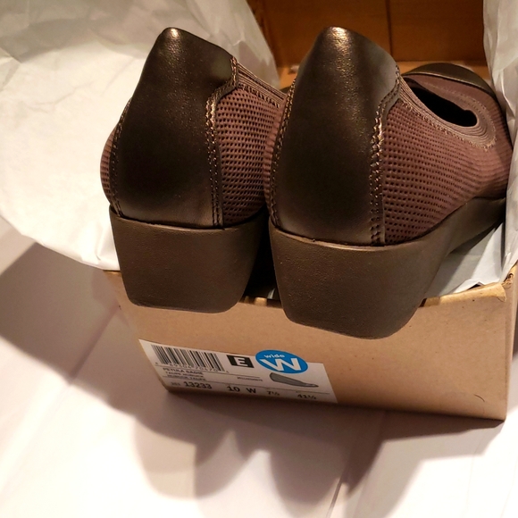 CLARKS New PETULA Wedge SlipOn Pump Perforated Leather  Comfort Shoes Women 10 W - Picture 13 of 16